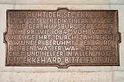 Benediktinerkloster Huysburg: Kirche – Grabinschrift Ekkehard (Foto © Stefan M. Schult de Morais)