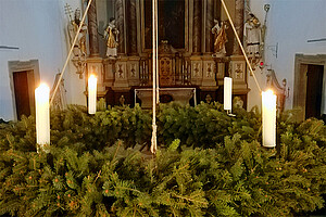Adventskranz in der Huysburger Klosterkirche (© huysburg.de)